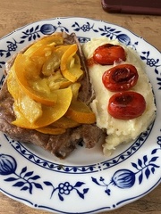 Steak bedeckt mit Orange Kartoffelstampg und gegrillten Tomaten